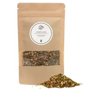 Das Bild zeigt einen Haufen Chimichurri vor einer Verpackung.