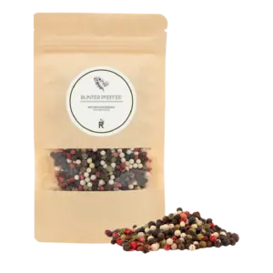 Das Bild zeigt einen Haufen bunten Pfeffer vor einer Verpackung.